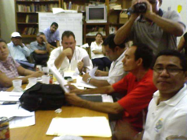 Alcalde Eulogio Mejia (centro), Felix Vega Lacayo (camisa roja) y Wilmer Reyes (derecha), en sesion biblioteca